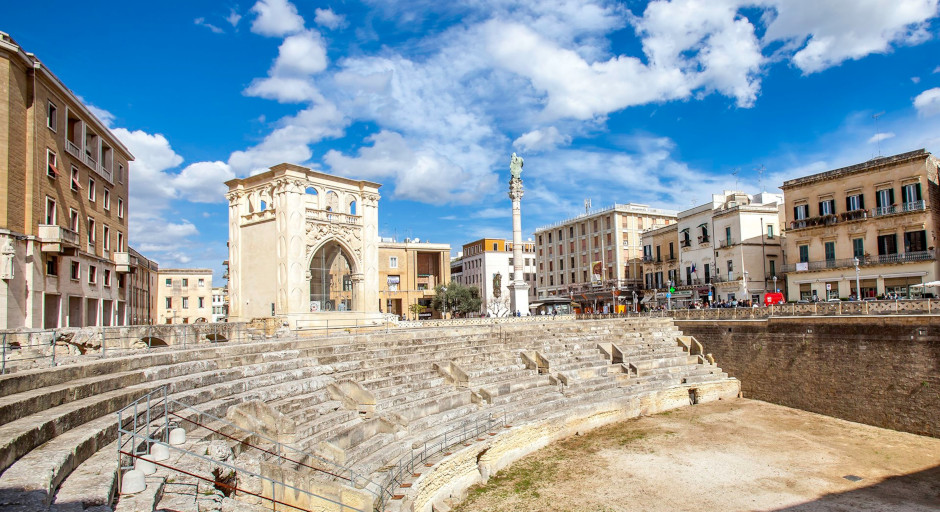 Lecce - Anfiteatro Romano in piazza Sant'Oronzo con statua del santo e il Sedile