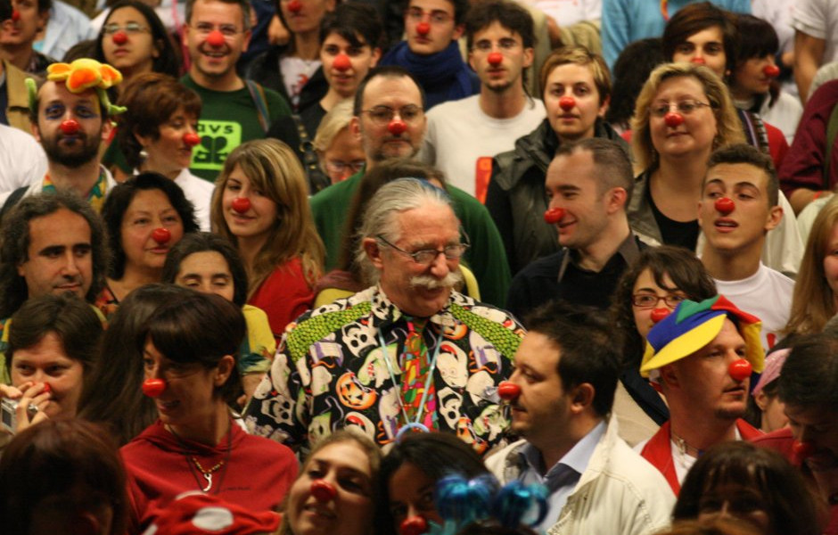 Patch Adams durante un incontro di team building solidale