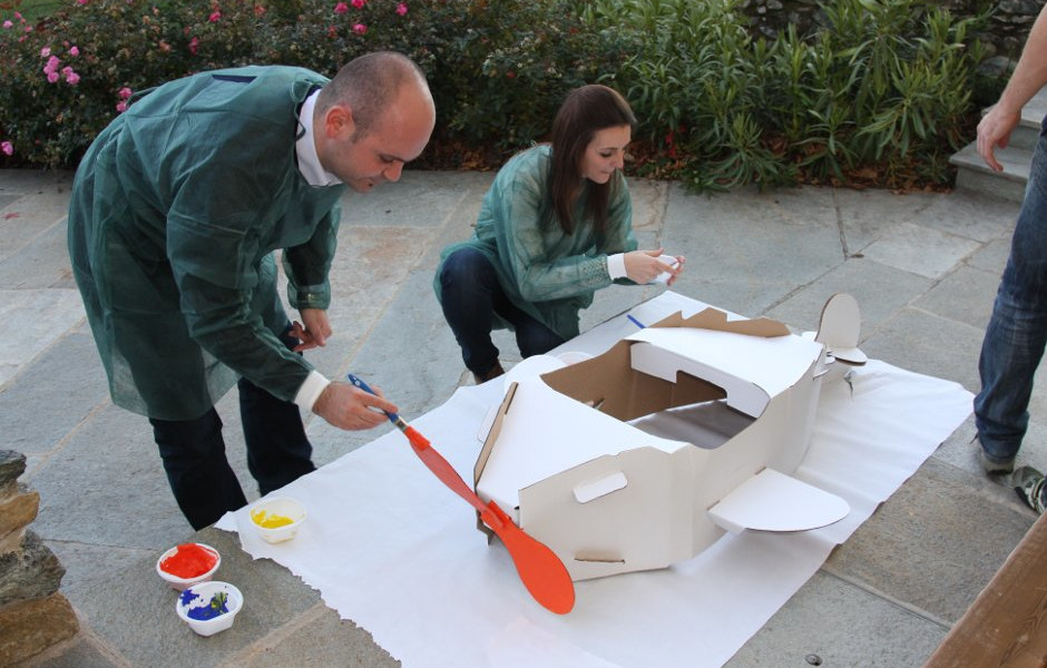 Team building solidale: aereo di cartone
