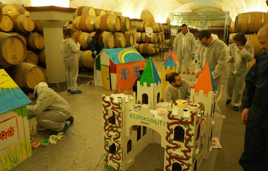 Team building solidale: castello di cartone